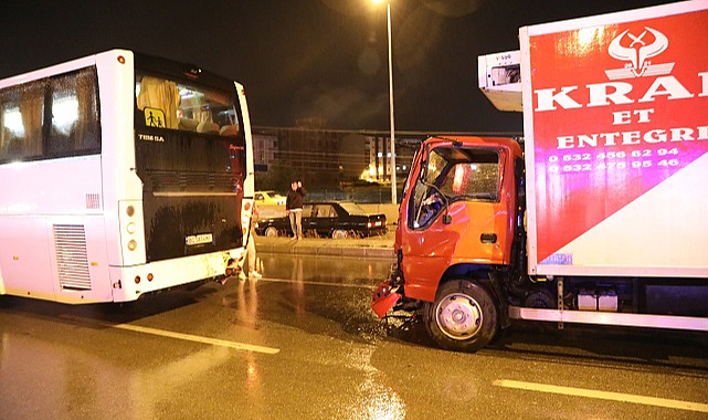 Kavak'ta kamyonet otobüse çarptı: 1 yaralı