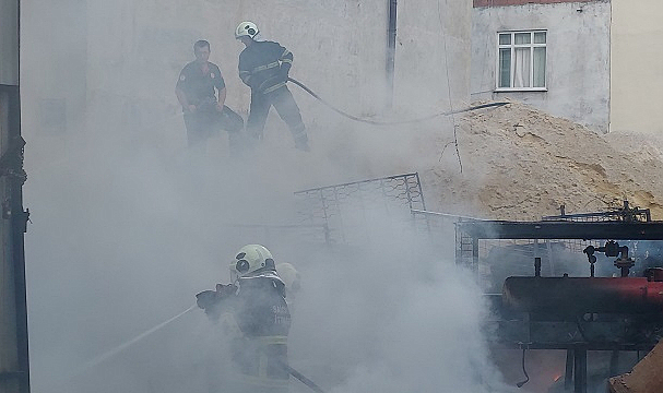 Marketin deposu yandı! Dumanlar göğe yükseldi