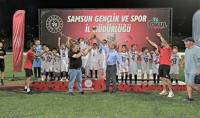 Minik şampiyonlar kupalarını aldı
