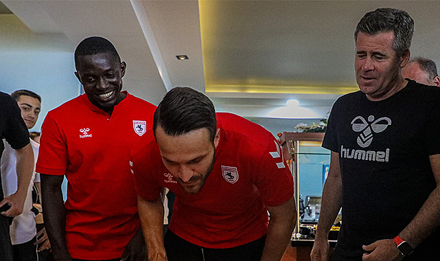 Okan Kocuk’a sürpriz pasta