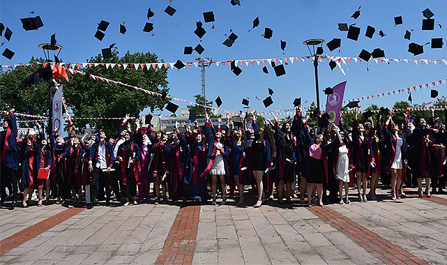 OMÜ Fen Fakültesi’nde mezuniyet coşkusu