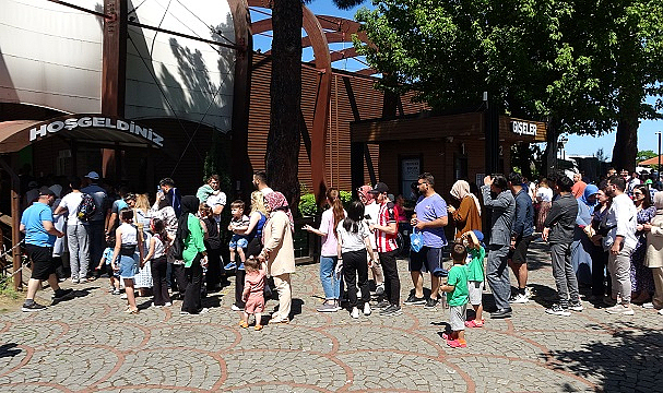 Ordu Boztepe’ye gitmek isteyen vatandaşların teleferik yoğunluğu