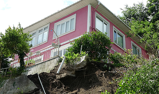 Ordu’da heyelan sonucu bir evin istinat duvarı yıkıldı