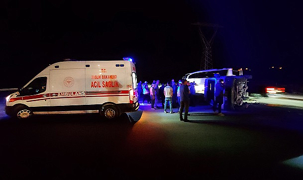 Otomobil ile minibüsün çarpışması sonucu 17 kişi yaralandı