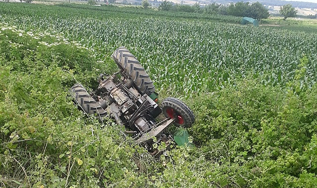 Otomobil traktöre çarptı: 2 yaralı