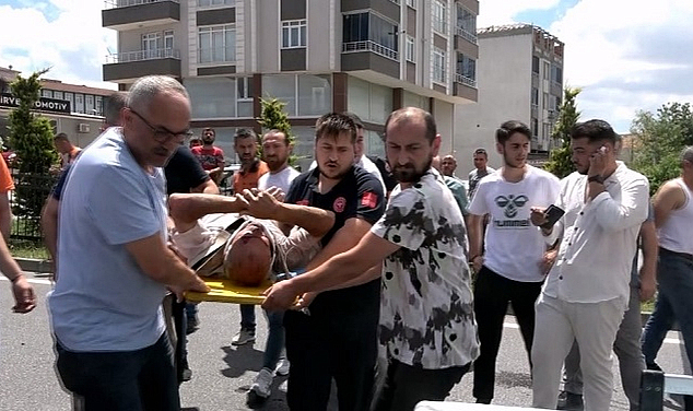 Otomobilin çarptığı motosikletli ağır yaralandı