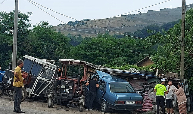 Park halindeki traktöre çarptı! Sürücü hastanelik oldu