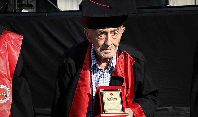 Resim tutkusunu 82 yaşında diplomayla taçlandırdı