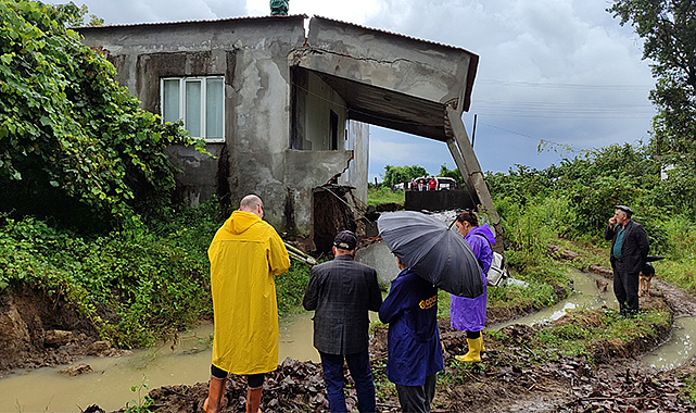 Salıpazarı’nda zemininde kayma oluşan 3 ev tahliye edildi