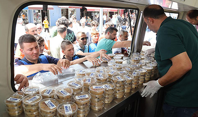 Sandıkçı’dan aşure ikramı