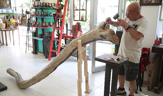 Sel sularından kopan ağaç dallarını sanat eserine dönüştürüyor