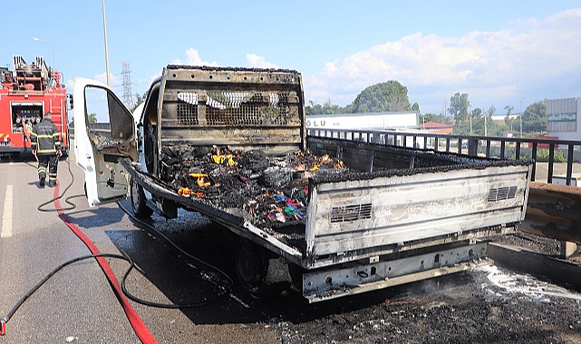 Seyir halindeki kamyonet alev alev yandı!