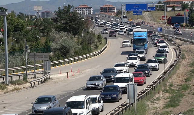 Tatilcilerin dönüş yolculuğu sürüyor: 43 ilin geçiş güzergahında trafik yoğunluğ