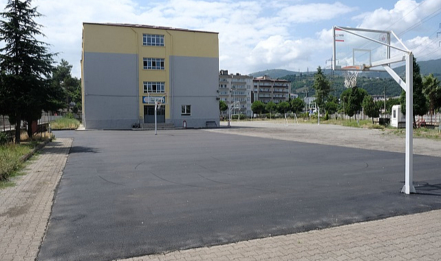 Tekkeköy'de okulların spor alanlarına rötuş!