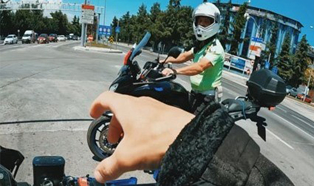 Trafik polisinden hız yapan motosikletli gence baba öğüdü: "Ölürsen anne ve babana ne diyeceğiz?"