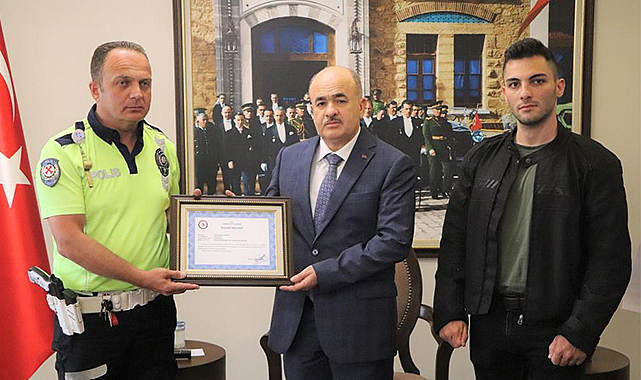 Vali Dağlı'dan hız yapan motosikletli gence baba öğüdü veren o polise başarı belgesi