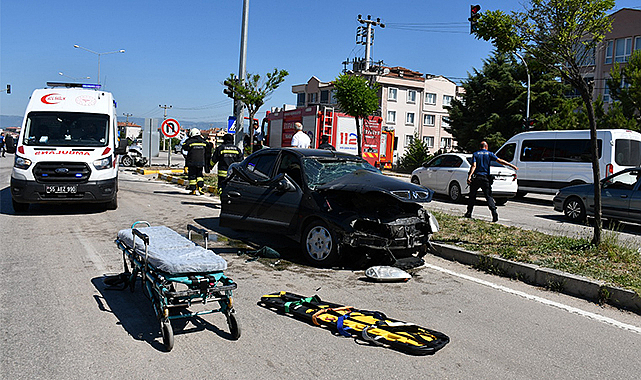 Vezirköprü’de iki otomobil çarpıştı