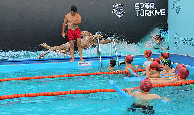 Vezirköprülü gençler ve çocuklar yüzüyor