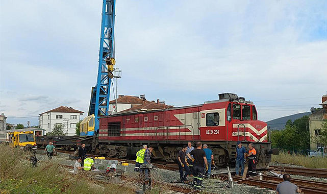 Yoğun yağış nedeniyle yük treni raydan çıkmıştı! Demiryolu ulaşımı tekrar açıldı