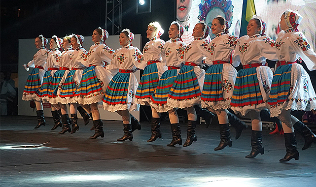 10 ÜLKENİN GENCİ ATAKUM'DA BARIŞ İÇİN DANS ETTİ