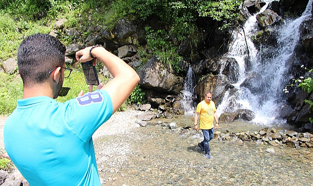 120 metreden akan şelale görenleri büyülüyor