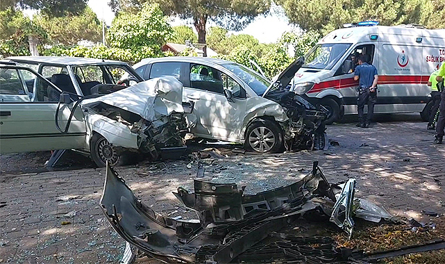 Araçlar kafa kafaya çarpıştı! 1’i hamile 3 yaralı