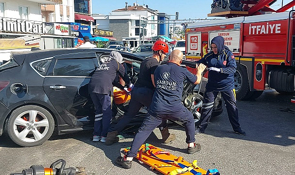 Atakum'da feci kaza! Aracın içine sıkıştı