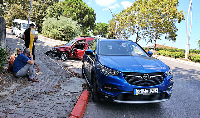 Atakum’da hafif ticari araçla otomobil çarpıştı