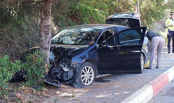 Atakum'da otomobil ağaca çarptı: 1 yaralı