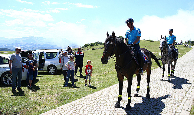Atlı jandarma timi yaylada görev yapıyor