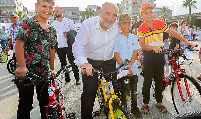 Canik’te çocuklara güle oynaya hediye