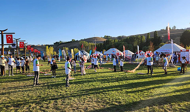 Çocuklara Ahlat’ta Uçurma Atölyesi