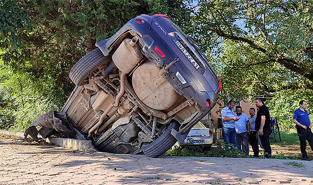 Çok acayip kaza! Araç havada asılı kaldı