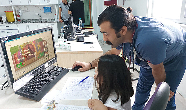 Doktor dediğin böyle olmalı! Minik çocuğa doktor şefkati