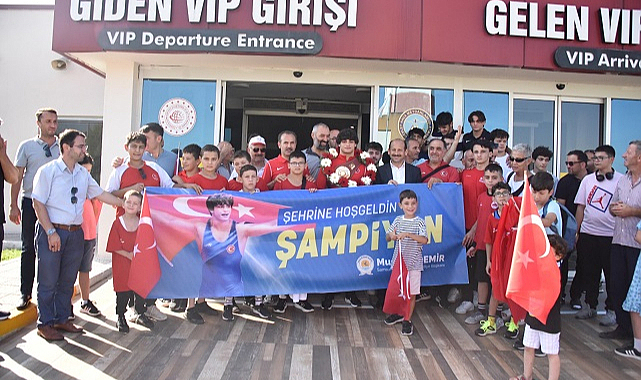 Dünya şampiyonuna coşkulu karşılama