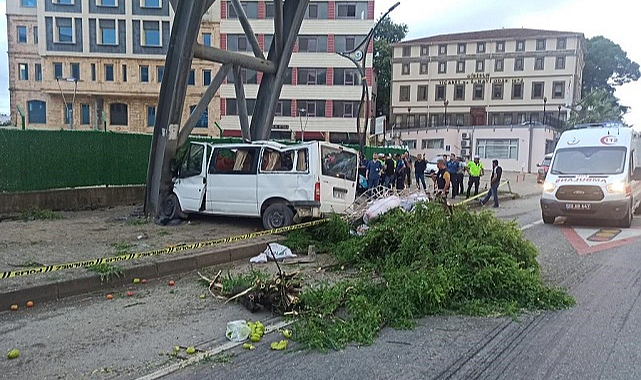 Fındık işçilerini taşıyan minibüs kaza yaptı: 1 ölü, 13 yaralı