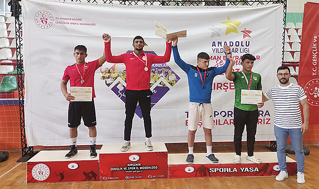 Güreşçiler Samsun’da madalyayla döndü