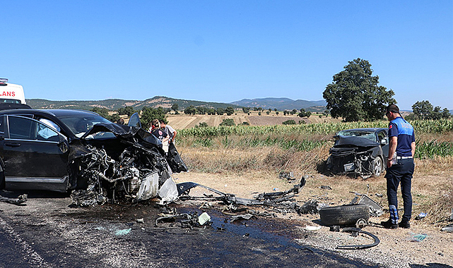 Havza’da iki araç kafa kafaya çarpıştı
