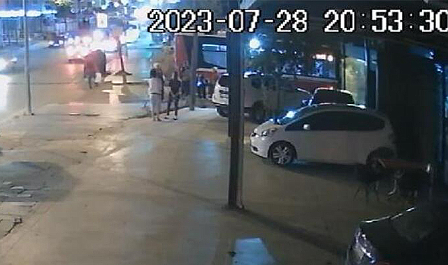 Kaldırımda unutulan telefonu alıp uzaklaştı