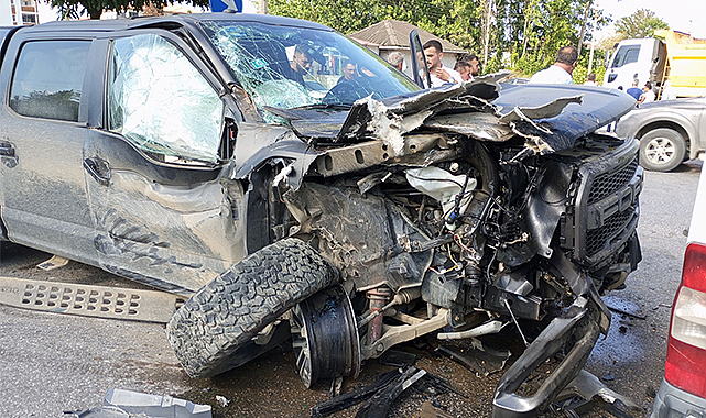 Kamyonla çarpışan kamyonetin sürücüsü yaralandı