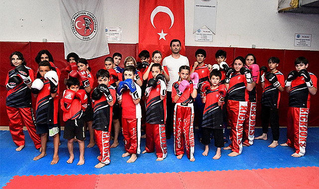 Kick boks sporcuları madalya peşinde