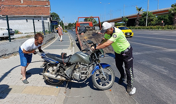 Otomobil kırmızı ışıkta bekleyen motosiklete çarptı: 1 yaralı