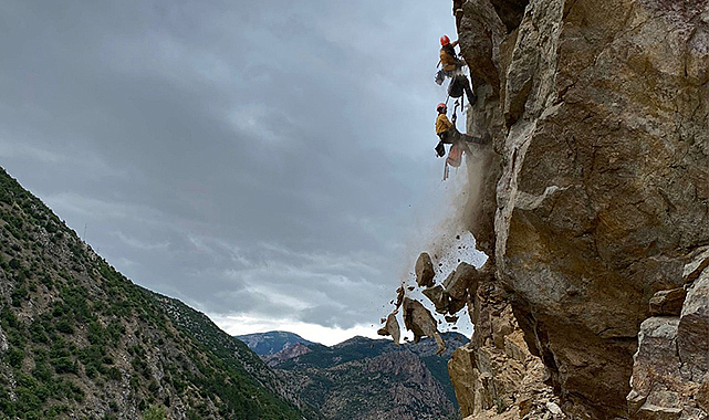Riskli kayalar düşürülüyor