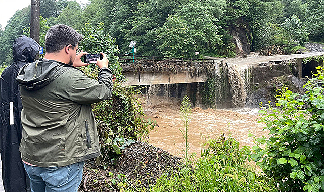 Rize'de şiddetli yağış: Dere suları yükseldi, evler boşaltıldı