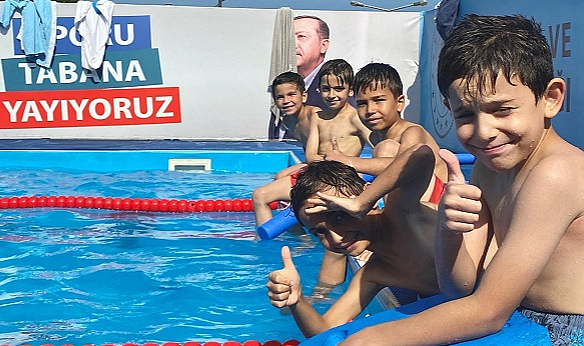 Salıpazarı'nda çocuklar yüzmeyi öğreniyor