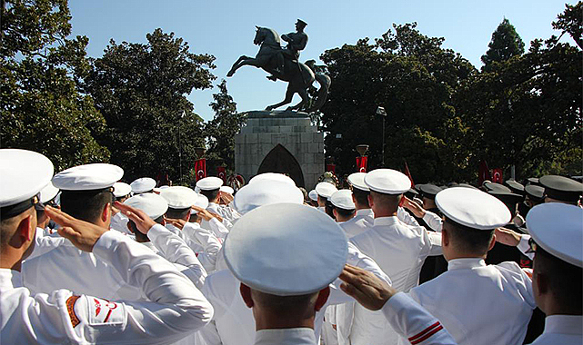 Samsun'da 30 Ağustos kutlamaları çelenk sunumuyla başladı