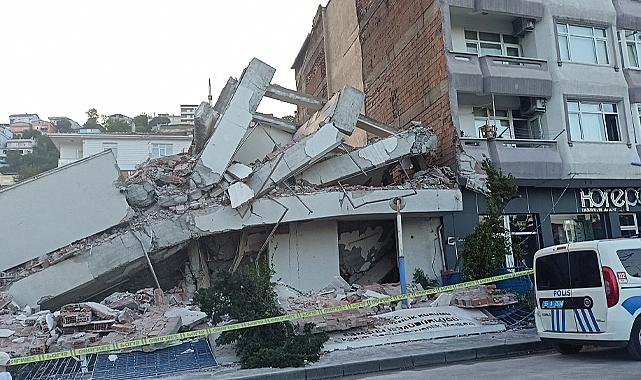 Samsun'da yıkımı yapılan bina apartmanın üzerine çöktü
