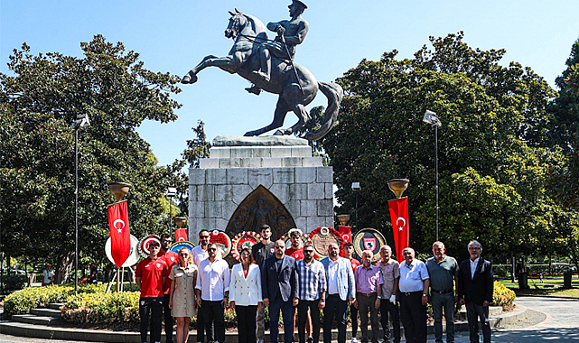 Samsunspor anıta çelenk bıraktı