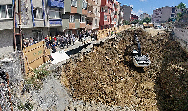 Sarıyer'de yol çöktü, binalar tahliye edildi