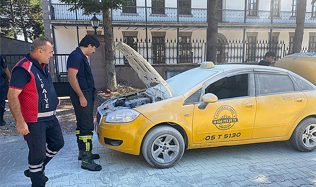 Seyir halindeki takside yangın